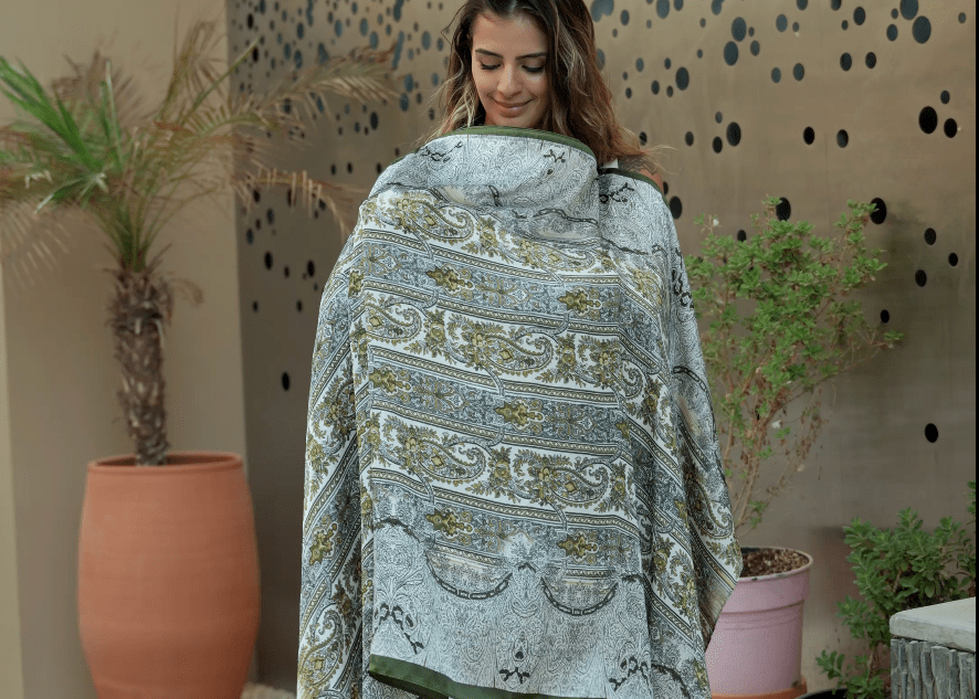 Breastfeeding Cover in Dune Bloom - AuraLai