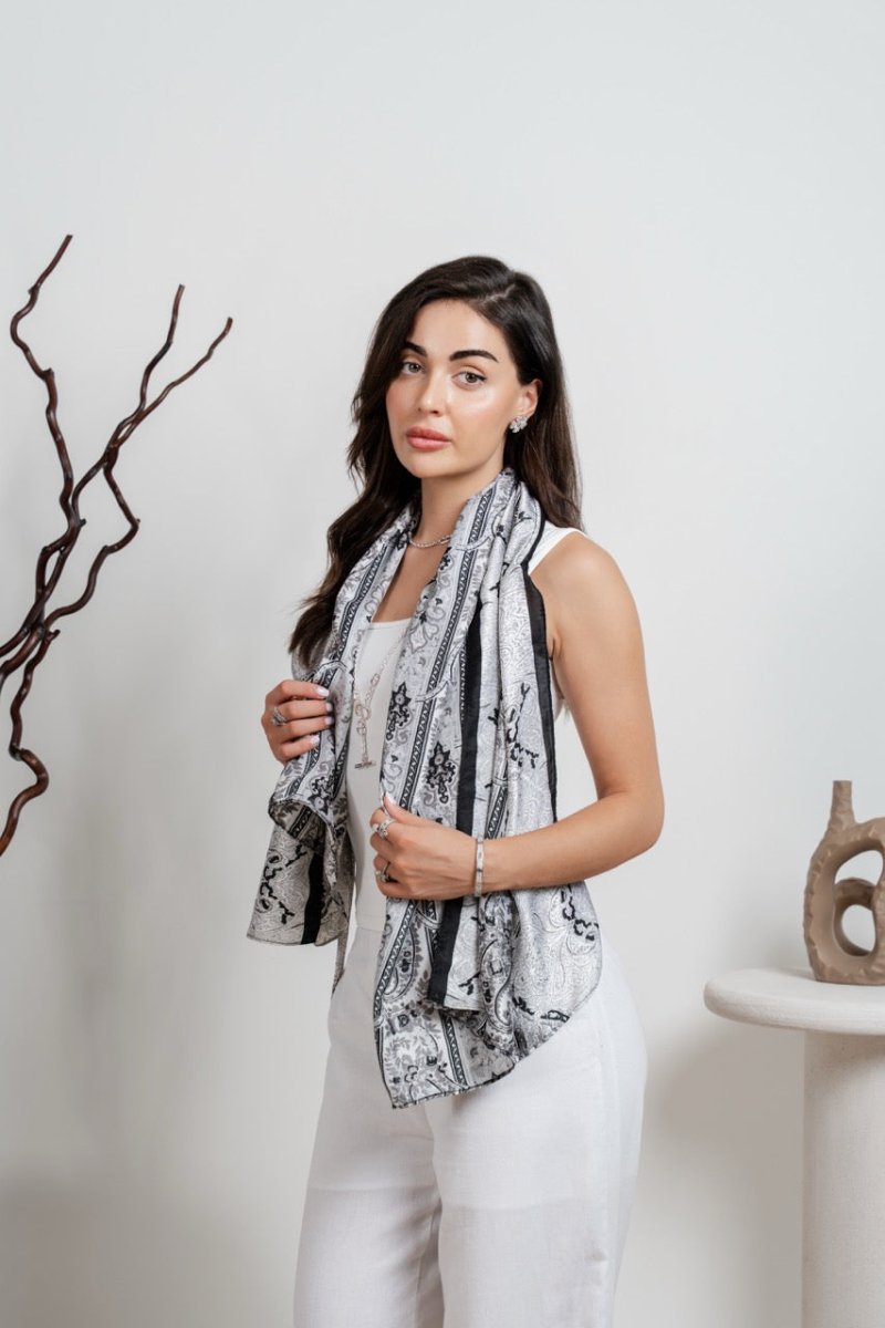 Breastfeeding Cover in Midnight Bloom - AuraLai