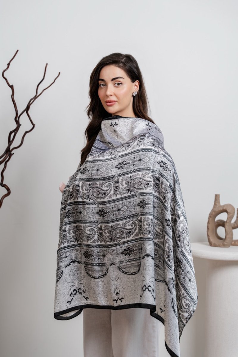 Breastfeeding Cover in Midnight Bloom - AuraLai