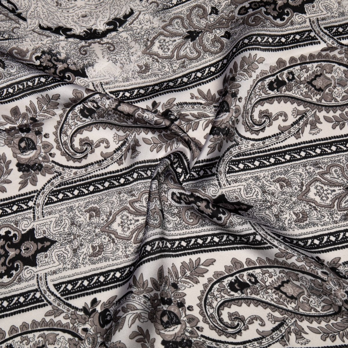 Breastfeeding Cover in Midnight Bloom - AuraLai