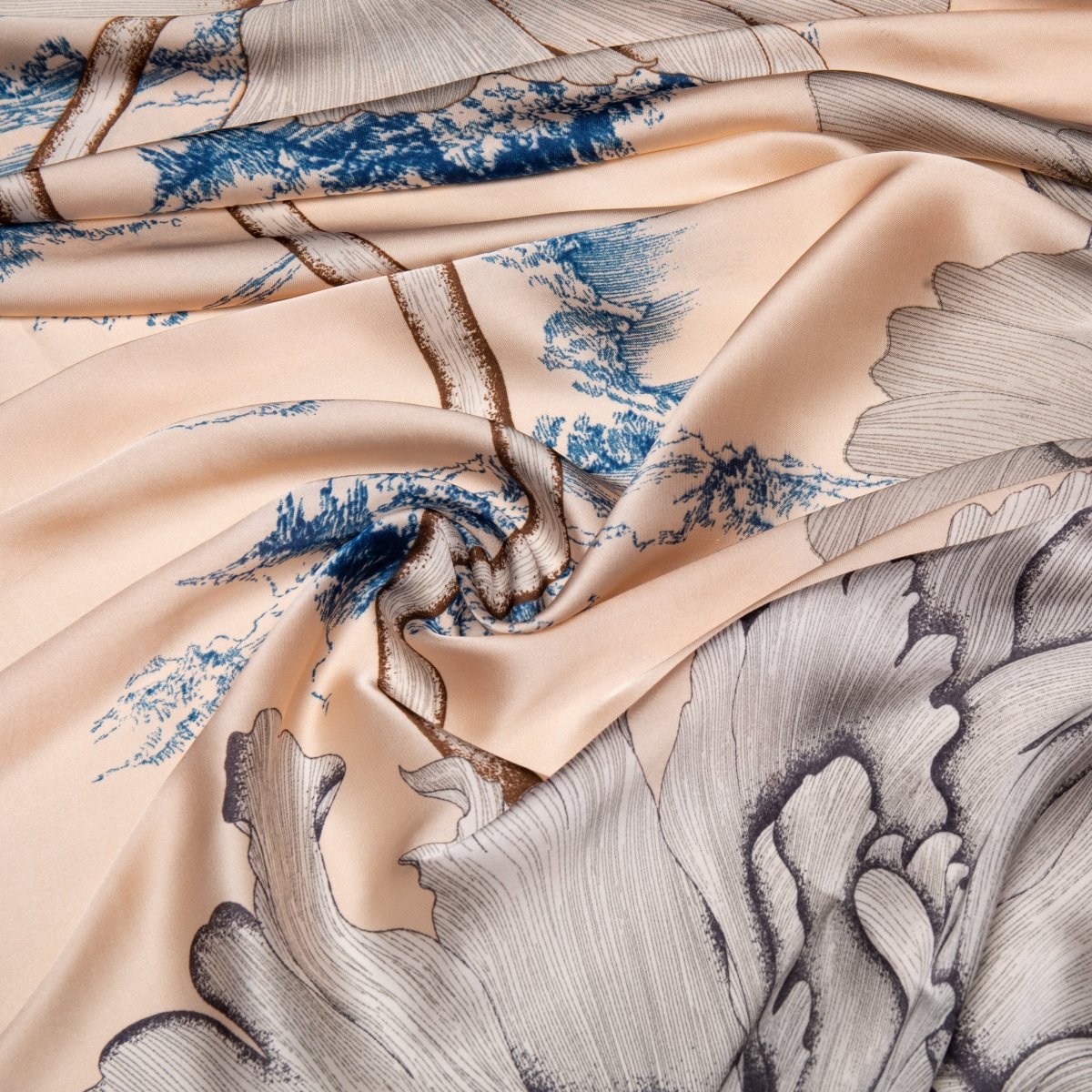 Breastfeeding Cover in Petal Sky - AuraLai